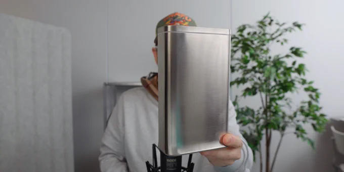 Screenshot aus Video zeigt cleanstation von simplehuman.