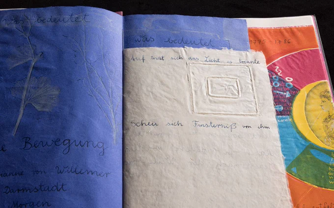Nahaufnahme der unterschiedlich großen Bögen des Künstlerbuches "Allmannigfalt'ge"