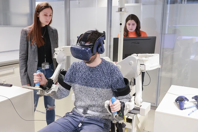 🦾 Cognitive strategies for augmenting the #human body: a EPFL study coordinated by Silvestro Micera shows how breathe can be used to control a wearable #robotic arm.
🗣 “The main motivation of this third arm control is to understand the nervous system. We can transfer this knowledge to develop assistive devices for #people with disabilities, or rehabilitation protocols after stroke.”
Photo credit: Alain Herzog / EPFL