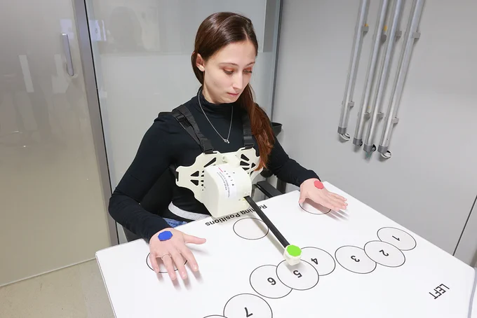 🦾 Cognitive strategies for augmenting the #human body: a EPFL study coordinated by Silvestro Micera shows how breathe can be used to control a wearable #robotic arm.
🗣 “The main motivation of this third arm control is to understand the nervous system. We can transfer this knowledge to develop assistive devices for #people with disabilities, or rehabilitation protocols after stroke.”
Photo credit: Alain Herzog / EPFL
