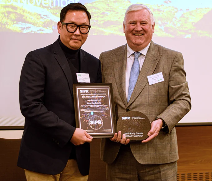 Image of Sang-hun (Sean) Yu, receiving the SIPR award 