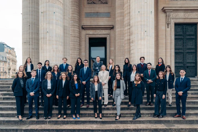 Premier rang (de gauche à droite) : Aliette Jannin, Antoine GONNET, Claire Renson d'Allois d'Herculais, Clémence Le Guigot, Imane Rkik, Marion Bumenn-Etienne, Laëtitia LEPERT, Zoé Petetin-Lacoste, Manon Dieuaide, Guillaume Tison.

Deuxième rang (de gauche à droite) : Manon Cavrois, Alexandre MOUSSAY, Juliette Lafitedupont, Mélissa CICCHIRILLO, Nicolas Duteil, Axelle Laribi, Laetitia Mounier, Valentine Mathey, Youssef TAHRI, Margot Vair.

Troisième rang (de gauche à droite) : Lucie Canu, Danièla Sohily-Liravi, Antoine Grémont, Amélie Convert, Claude Brenner, Elisa Dumont, Manon Bedouet, Grégoire Bonin, Agathe Quernez.