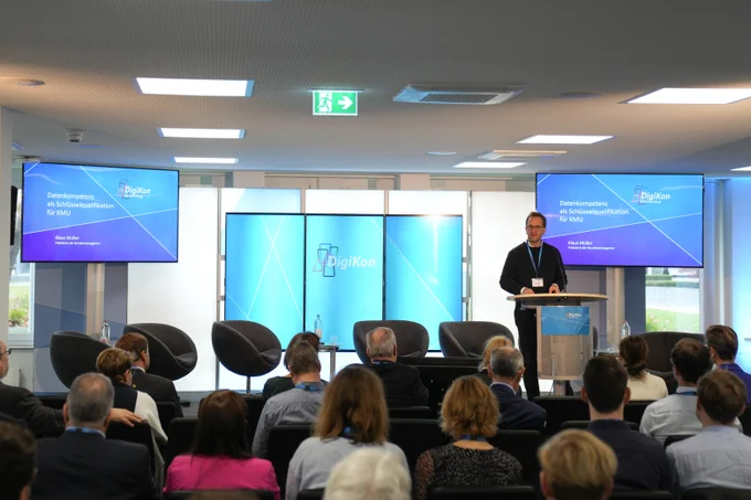 Klaus Müller, Präsident der Bundesnetzagentur, bei seiner Eröffnungsrede am Vormittag der DigiKon 2023.