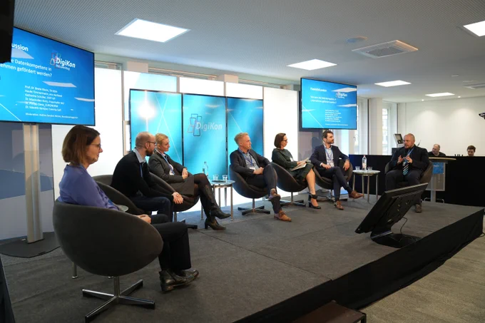 Teilnehmerinnen und Teilnehmer der Paneldiskussion "Wie kann die Datenkompetenz in Unternehmen gefördert werden?"