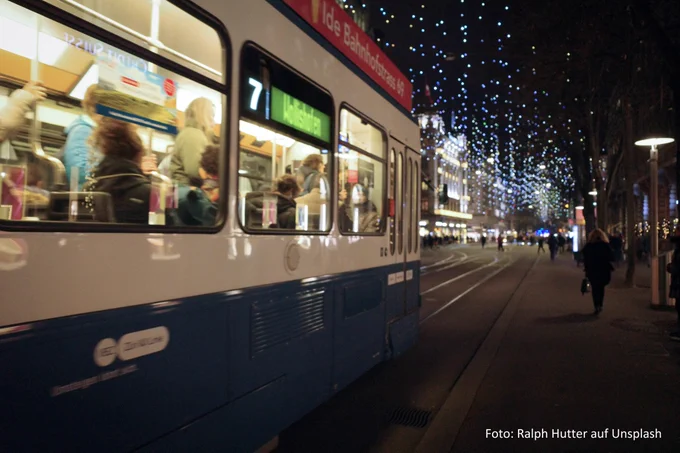 Tram Nr. 7 der Züricher Verkehrsbetriebe in der weihnachtlich beleuchteten Bahnhofstrasse am Abend