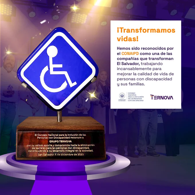 En la imagen, se presenta una estatuilla que fue otorgada por el Consejo Nacional para la Inclusión de las Personas con Discapacidad. La estatuilla se encuentra sobre un fondo morado con un tono festivo de celebración, acompañado de confeti. La representación visual destaca la importancia y el reconocimiento de la inclusión, creando un ambiente festivo y vibrante.
