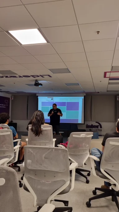 En la foto esta el presentador Mauro y la presentación en pantalla grande