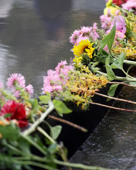 Blumen liegen am Rand des Denkmals für ermordete Sinti*zze und Rom*nja in Berlin.