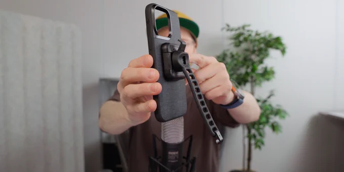 Screenshot aus Video zeigt Peak-Design-Mobile-Zubehör.