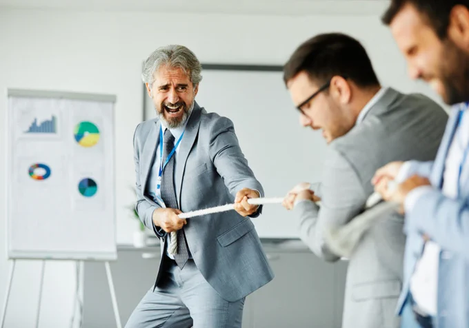 Des hommes d'affaires tirent une corde