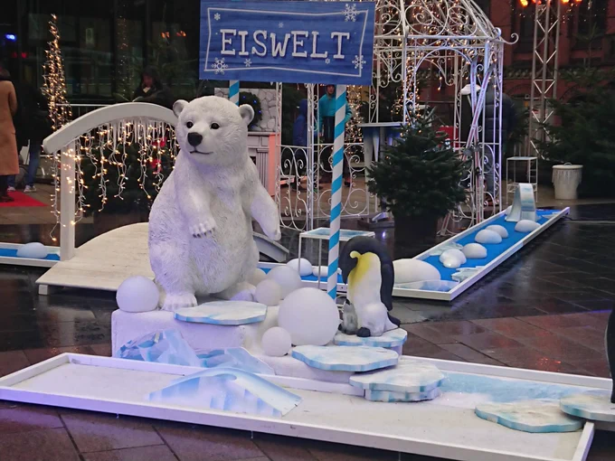 Winterlike decoration, an ice bear and a penguin located next to each other on an ice shell arrangement 