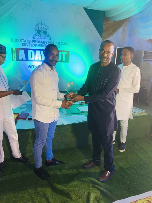Honourable Commissioner for Health, Dr. Samuel Ali, who recognized the team’s achievements in an event called, “A day with the ES/Award night” on Dec. 15, 2023 in Benin city, Edo State. Data.FI's Kester Okoduwa receives the award. 