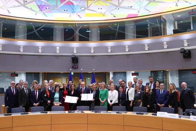 Signature of the wind charter, today at the Energy Council in Brussels.