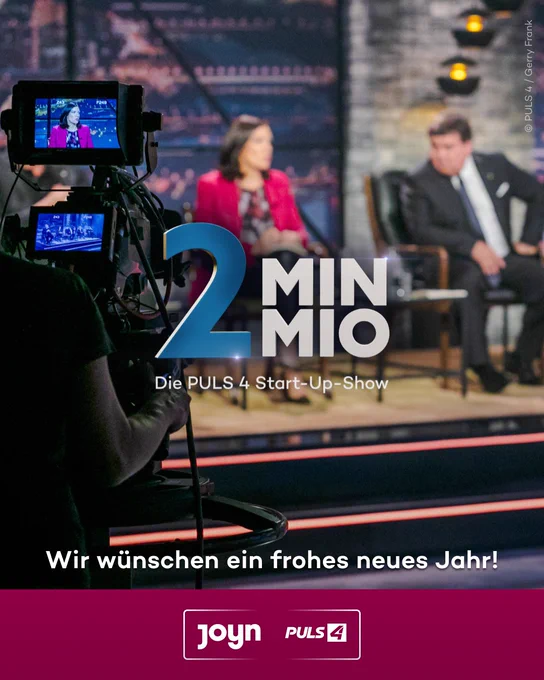 eine Person, die vor einer Kamera sitzt