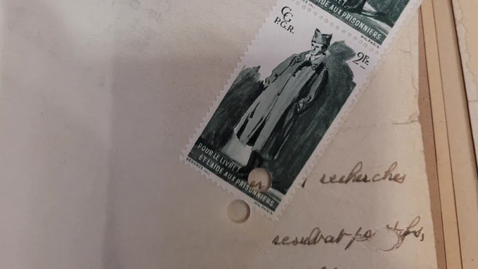 Un timbre sur une lettre d'archive représentant un ancien combattant de la seconde guerre mondiale.