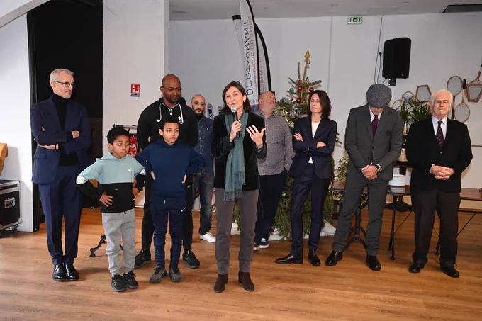 Amélie Oudéa-Castéra, au côté des organisateurs du trophée du vivre ensemble, s'exprimant devant les participants du tournoi.
