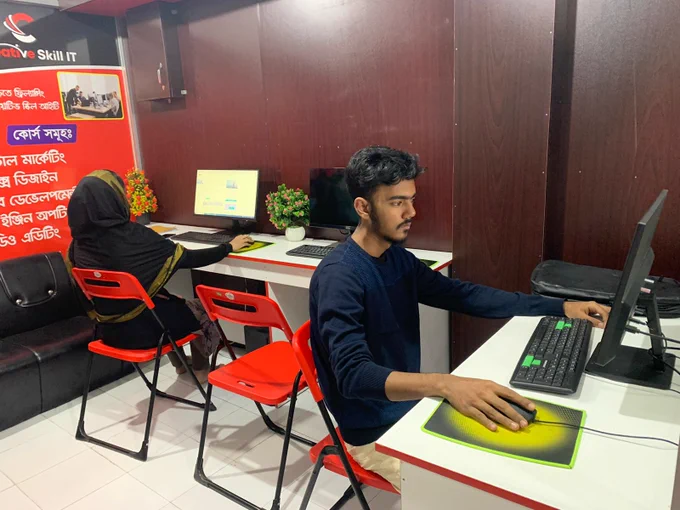 আপনি কি ডিজিটাল মার্কেটিং শিখে ফ্রিল্যান্সিং এ ক্যারিয়ার গড়তে চান?
ফ্রিল্যান্সিং শিখতে চাচ্ছেন অথবা শেখার কথা ভাবছেন কিন্তু কোন স্কিল নিয়ে কাজ করবেন বুঝতে পারছেন না তবে নিঃসন্দেহে ডিজিটাল মার্কেটিং বেছে নিতে পারেন। আমাদের দক্ষ ও অভিজ্ঞ ট্রেইনারদের সাথে ক্লায়েন্টদের লাইভ প্রজেক্ট ক্লাসে আপনি ডিজিটাল মার্কেটিং কাজের বাস্তব অভিজ্ঞতা অর্জন করতে পারবেন। 
 📢📢ডিজিটাল মার্কেটিং অফলাইন কোর্সে ভর্তি চলছে  📢📢

✴ আমাদের কোর্স এর বৈশিষ্ট্য :
০১. থাকবে অভিজ্ঞ ও প্রফেশনাল টেকনিক্যাল সাপোর্ট টীম
০২. দক্ষ, প্রফেশনাল প্রশিক্ষক দ্বারা ক্লাস পরিচালিত
০৩. প্রজেক্টর দ্বারা ক্লাস 
০৪. সফল ফ্রিল্যান্সার টীম দ্বারা সাপোর্ট
০৫. ফ্রীলান্সিং মার্কেটপ্লেস সর্ম্পকে সঠিক গাইডলাইন 
০৬. ইনকাম না করা পর্যন্ত লাইফটাইম সাপোর্ট
০৭. ব্যাকআপ ক্লাসের ব্যবস্থা
০৮. বিভিন্ন সোস্যাল মিডিয়া প্লাটফর্মে ও মার্কেটপ্লেসে কাজ করার সুযোগ
০৯.সব ধরণের রির্সোস, টুলস, সফটওয়্যার, এক্সটেনশন একদম ফ্রী
১০. প্রত্যেকের জন্য আলাদা কম্পিউটার।
১১. হিডেন টিপস এন্ড টিকস মার্কেটপ্লেসে কাজ পাওয়ার জন্য