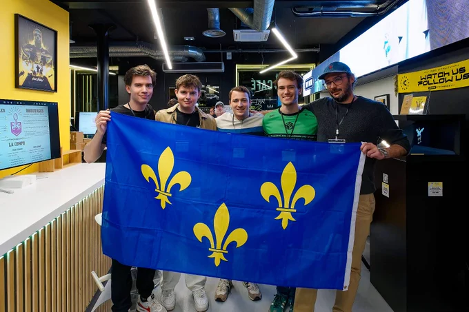 Lineup de l'île de France lors de la Finale de la Coupe des Régions de Clash of Clans en plein cœur de Paris.