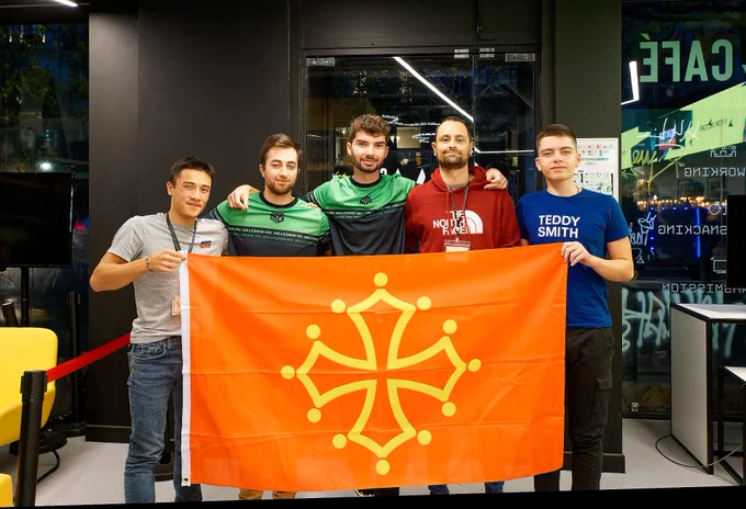 Lineup de l'Occitanie lors de la Finale de la Coupe des Régions de Clash of Clans en plein cœur de Paris.