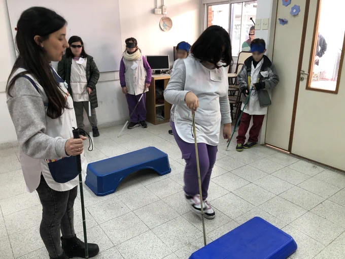 Niños y niñas aprendiendo a utilizar el bastón blanco