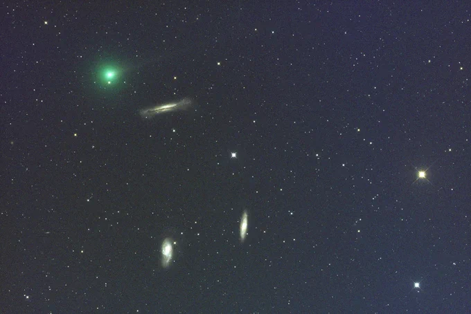 A green comet next to the 3 galaxies of the Leo Triplet