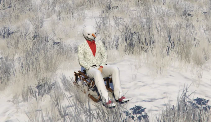 Ein Mann mit Schneemannmaske auf einem Schlitten