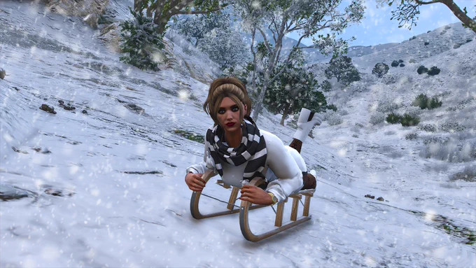Ein weiblicher GTA V-Charakter liegt auf dem Bauch auf einem Schlitten und rutscht auf die betrachtende Person zu.