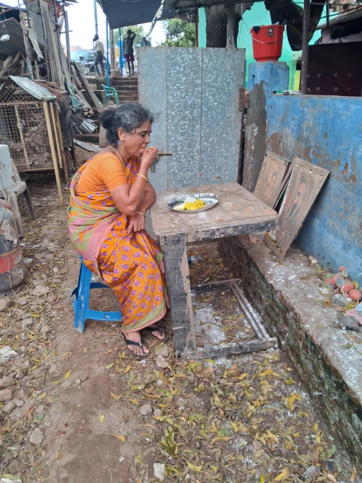 இப்போ போதி ட்ரீ பவுண்டேசனிலிருந்து வெள்ளத்தால் பாதிக்கப்பட்ட மக்கள் இருக்குற இடத்துக்கு போய் அவங்கள பத்தி தகவல் சேகரிச்சிட்டு இருக்கோம்.

வண்ணார்பேட்டைல இருக்குற எட்டுத்தொகை தெரு, சாலை தெரு அப்படி ஒவ்வொரு தெருவா போய்ட்டு இருந்தோம். அப்படியே மெயின் ரோட்டுக்கு போற வழி அங்க போனோம் ஒரு தெருவ பாத்தோம் பதினஞ்சு குடும்பம் தான் இருக்கும் அங்கயும் எடுக்க ஆரமிச்சோம். 

நாங்க வரத பாத்துட்டு சாப்பிட்டு இருந்த ஆச்சி அவசரமா எந்திச்சி வந்தாங்க. வந்தவங்க என்ன நினச்சாங்கனு தெரியல என்னோட கைய பிடிச்சிட்டு "என் வீட்ட பாருமா , இந்த தெருவுலயே ரொம்ப பாதிக்கப்பட்டது என் வீடு தான்மானு" சொல்லி ஒரே அழுகை. 

வீட்ட காட்டுறாங்க வீடு முழுக்க சேரு, சகதி ஒரு இன்ச் அளவுக்கு இருக்கு. கால் வைக்க கூட முடியாது அவ்ளோ சகதி வெளிய பாத்தா அவங்க வீட்டுக்கு வாங்குன ஏசி, டிவி, ப்ரிட்ஜ், பீரோ எல்லாமே குப்பை மாதிரி கிடக்கு..... 
வீட்டுக்கு வெளிய தான் இருக்காங்க ராத்திரியும் பகலும். சாப்பாடு கூட யாரோ தன்னார்வலர்கள் தான் கொடுத்தாங்கனு சொன்னாங்க. வீடு இல்ல, சாப்பாடு இல்ல, போட துணி இல்ல இப்படி எதுவுமே இல்லாம கஷ்டப்பட்டுட்டு இருக்காங்க..