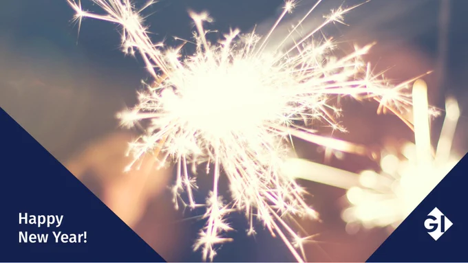 Wunderkerze, die gerade Funken wift und die Aufschrift: Happy New Year!