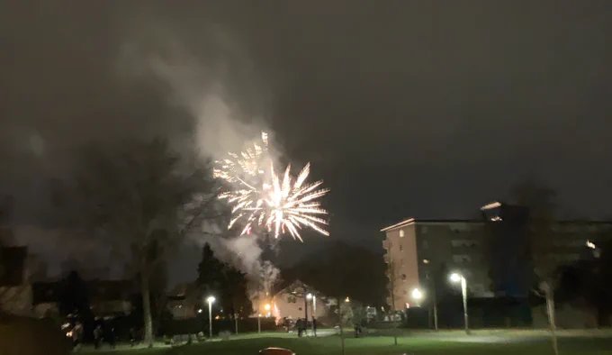Feuerwerk über Wohngebiet