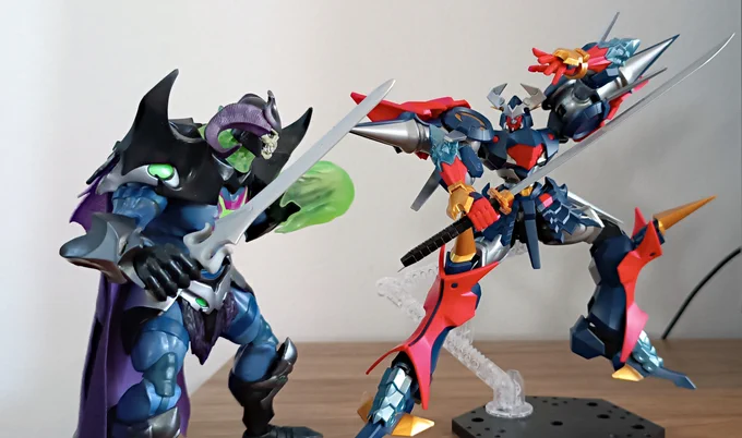 A close encounter between Skelegod (from He-Man) against Dygenguar, who is wielding his sword in its katana form.