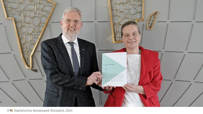 Foto von Walter Radermacher und Dr. Ruth Brand bei der Übergabe des Abschlussberichts der „Kommission Zukunft Statistik“ 