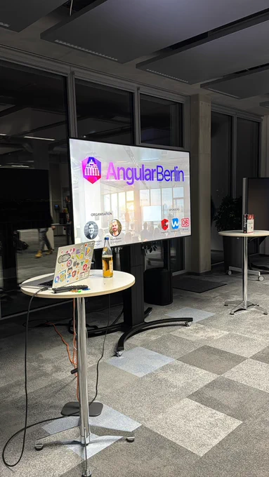 Stage for the meetup with intro slide for the meetup