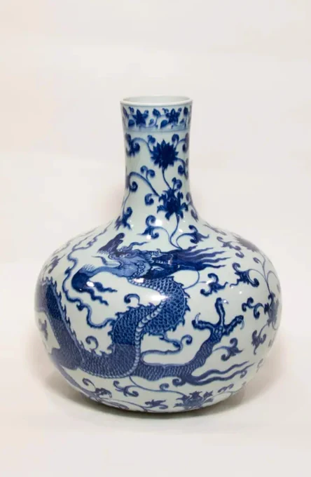 Jarrón globular azul-blanco con figura de dragón 
Dinastía Qing, Jiaqing (1796-1820) o Daoguang (1820-1850)
Krannert Art Museum, Illinois