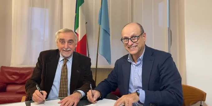 Nell'immagine, a sinistra il Presidente di AICCRE FVG Franco Brussa e a destra il Presidente di Informest Davide Leporti alla firma dell'accordo tra i due enti per sostenere la partecipazione degli enti locali ai finanziamenti europei.