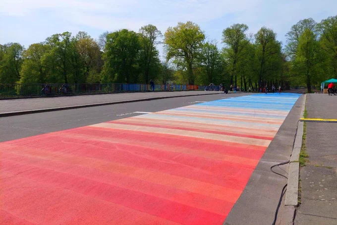 Die Warming Stripes im April 2022 auf der Sachsenbrücke
