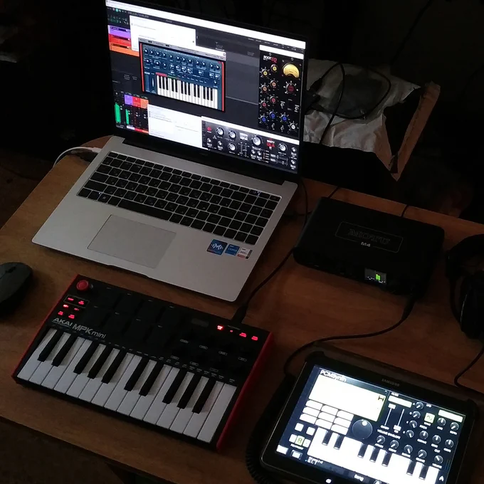 Mobile setup for music production, Honor MagicBook X16 Pro 2023 laptop, AKAI MPK mini Mk3, Beyerdynamic DT-990 Pro, MOTU M4 audio interface, Samsung Galaxy Tab Pro 10