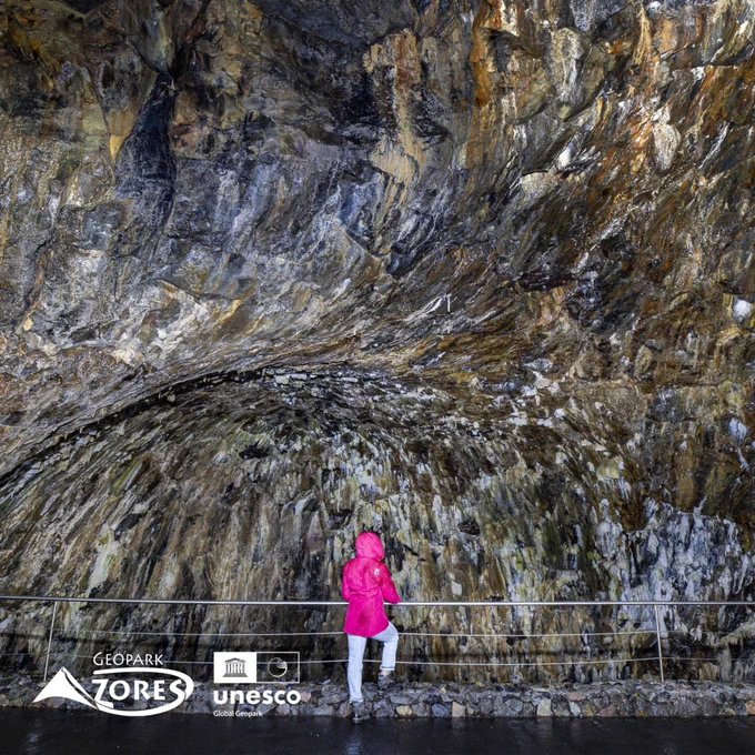 🇵🇹 | Sabia que as rochas contam histórias?
Aproveite o ano 2024 para explorar o Geoparque Açores e ficar a conhecer mais sobre a história geológica dos Açores. 
Venha desfrutar de uma erupção de sabores, aromas e experiências! O Geoparque Açores espera por si!

🇬🇧 | Did you know that rocks tell stories?
Take advantage of the year 2024 to explore the Azores Geopark and learn more about the geological history of the Azores. 
Come and enjoy an eruption of flavors, aromas and experiences! The Azores Geopark awaits you!
