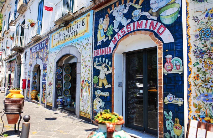 http://insolitaitalia.databenc.it/en/travel/vietri-sul-mare-cradle-pottery/
