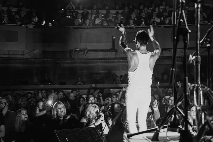 Singer in Flash claps over a busy crowd