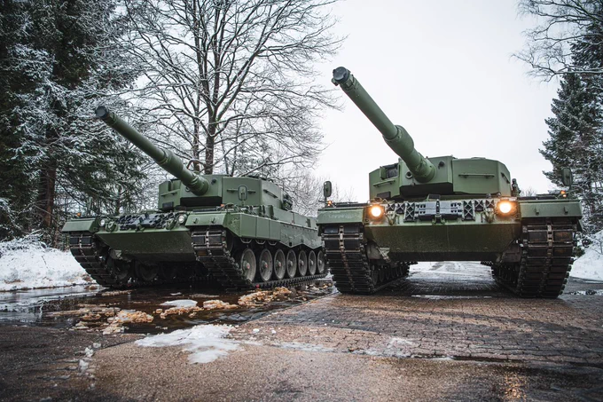 De eerste twee gereviseerde Leopard 2A4's voor Oekraïne zijn in Duitsland opgeleverd door Rheinmetall AG.