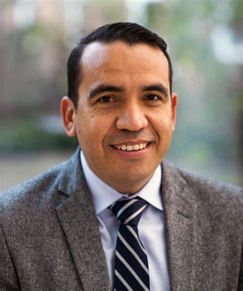 Dr. Osvaldo Gutierrez is featured in @physorg_com, highlighting his research in designing and modifying molecular rings that can assist in ingredients for pharmaceutical products