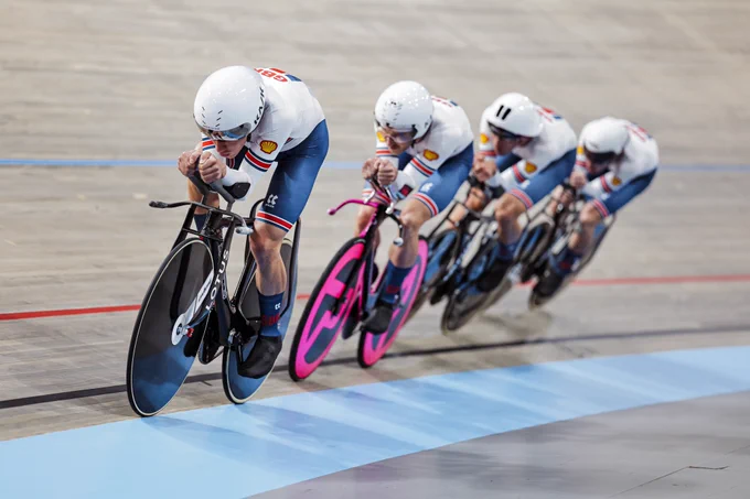 Men's team pursuit squad in their first round heat 