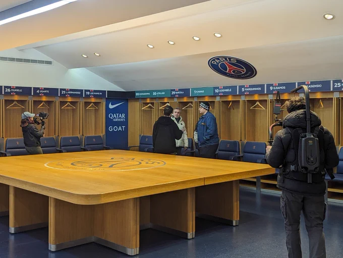 Photo prise dans les vestiaires du Parc des Princes avec Etoiles, Kameto et Michel l'historien du club en train de discuter. On peut également voir deux "Michels" en train de les filmer.