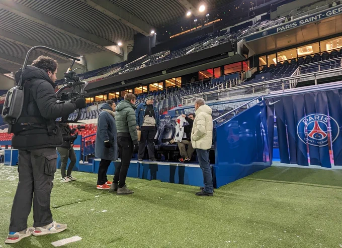 Photo prise durant le live au Parc des Princes avec Etoiles découvrant un maillot de l'équipe accompagné par Kameto, Michel l'historien du club et 2 anciens joueurs. Sur la photo nous pouvons également voir 2 "Michels" en train de les filmer