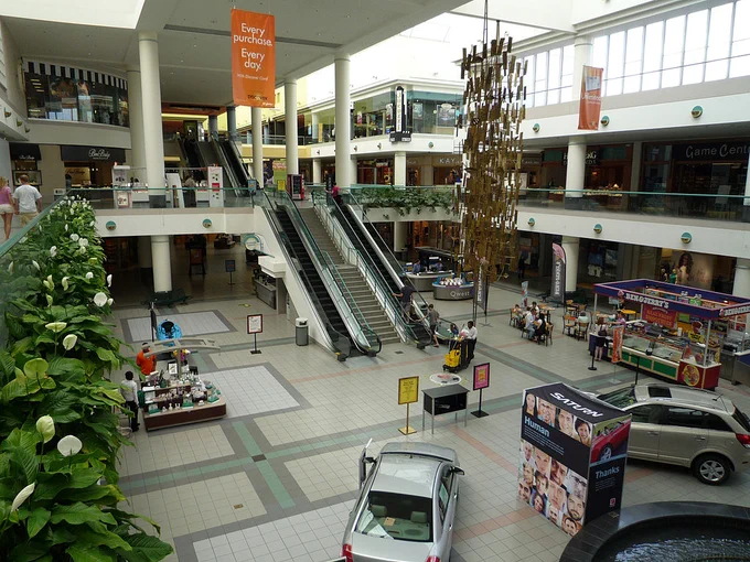 1. Interior de un centro comercial estandar. En este caso, el primer centro comercial estándar del mundo: Southdale Center. Bobak Ha'Eri CC BY-SA
2. Markthal de Rotterdam. Tom Roeleveld CC BY.
3. Interior de un centro comercial abandonado. Unsplash DP.
4. Exterior de una tienda IKEA. 	Kgbo CC BY-SA