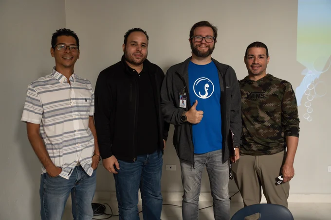 Fotografía grupal. De izquierda a derecha: Jonathan Martínez, ex alumno de la universidad, el profesor José Ramos, el profesor Rodrigo Barasorda, director del departamento de videojuegos, y el profesor Miguel Santiago.