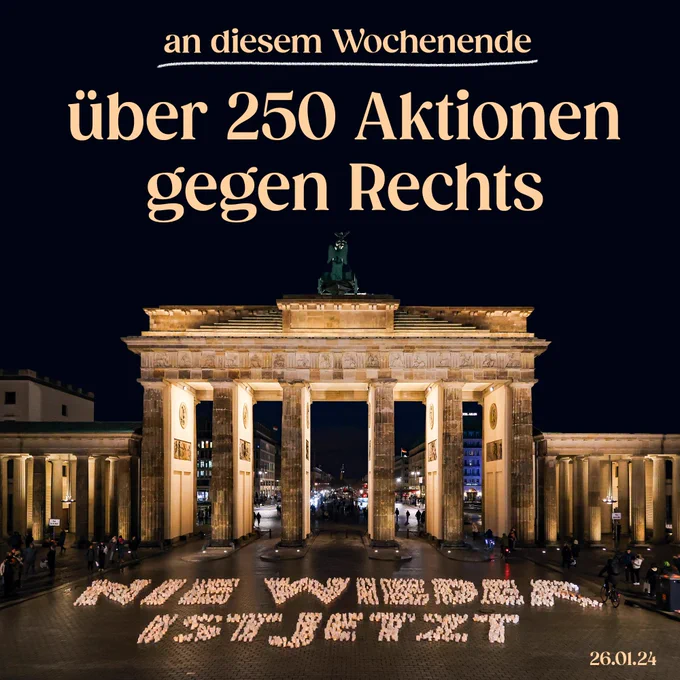 über einem Foto vom Brandenburger Tor steht als Überschrift: an diesem Wochenende über 250 Aktionen gegen Rechts. Davor steht ein Schritzug aus Kerzen, der schreibt: Nie wieder ist jetzt