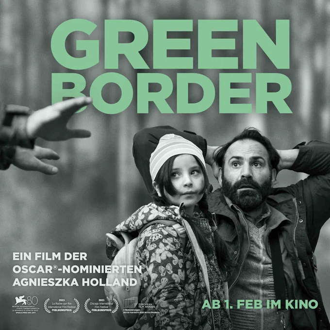 Plakatmotiv von dem Film GREEN BORDER, zu sehen ist ein Bild in Schwarz-weiß von einem Kind und einem knieender Mann mit hinter dem Kopf verschränkten Armen und ängstlichem Blick. Darauf steht: GREEN BORDER, ein Film der Oscar-nominierten Agnieszka Holland. Ab 1. Februar im Kino.