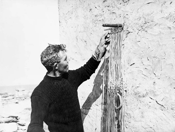 The long lines used during winter fishing were hung to dry on a scoilteán.  Pictured here the scoilteán was set high into a gable wall to allow the hanging long lines dry faster. © National Museum of Ireland.
